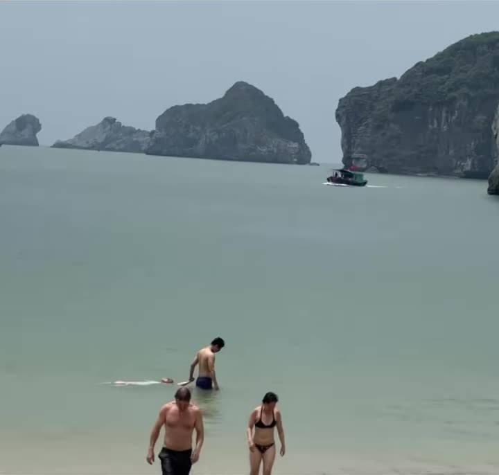 Đứng hình đôi tình nhân tắm biển Hạ Long khiến ai chứng kiến đều xuýt chút báo công an